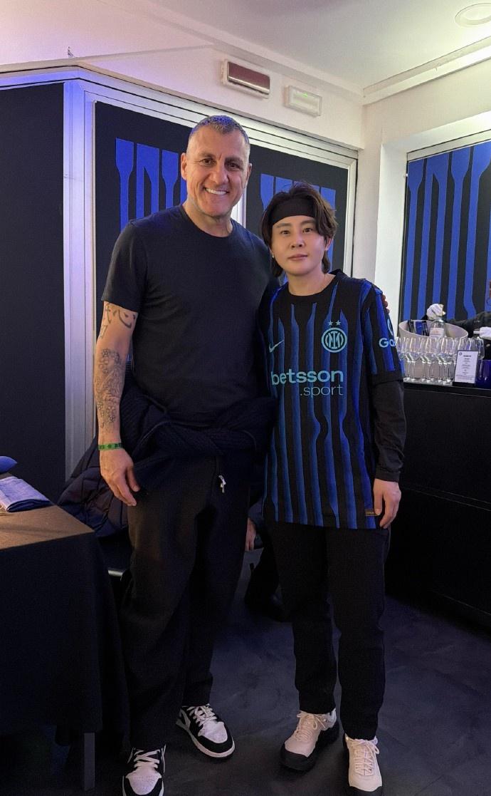 维濛组合？最近在米兰冬奥会的中国滑冰名宿王濛去拜访了国际米兰名宿维耶里，两人一