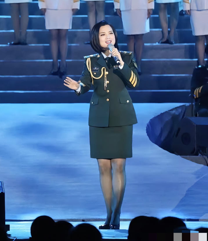 白雪，170cm，穿军装最美的女人，人美歌更美