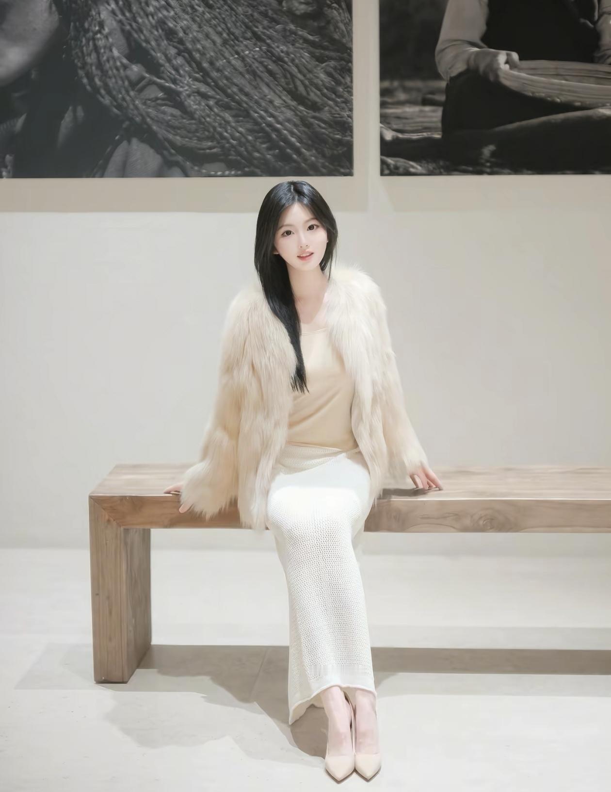 冬日暖阳下，优雅的白色裙装与毛绒外套相得益彰，静坐长椅，享受宁静时光。