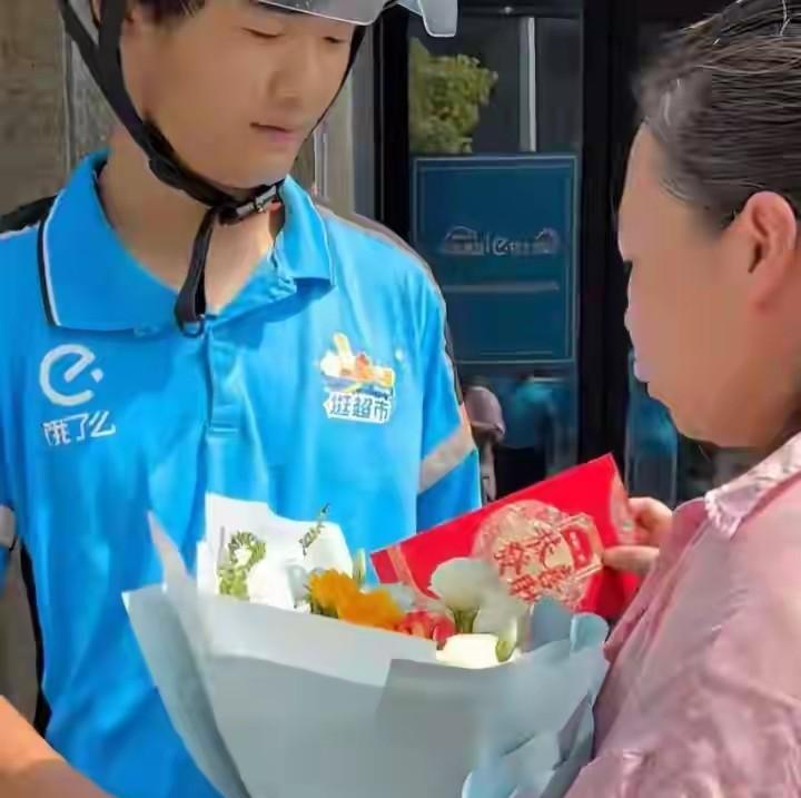 老板娘被困冷库被快递哥获救的后，她并认他为弟弟，还送出股份，每年拿分红。老板娘是