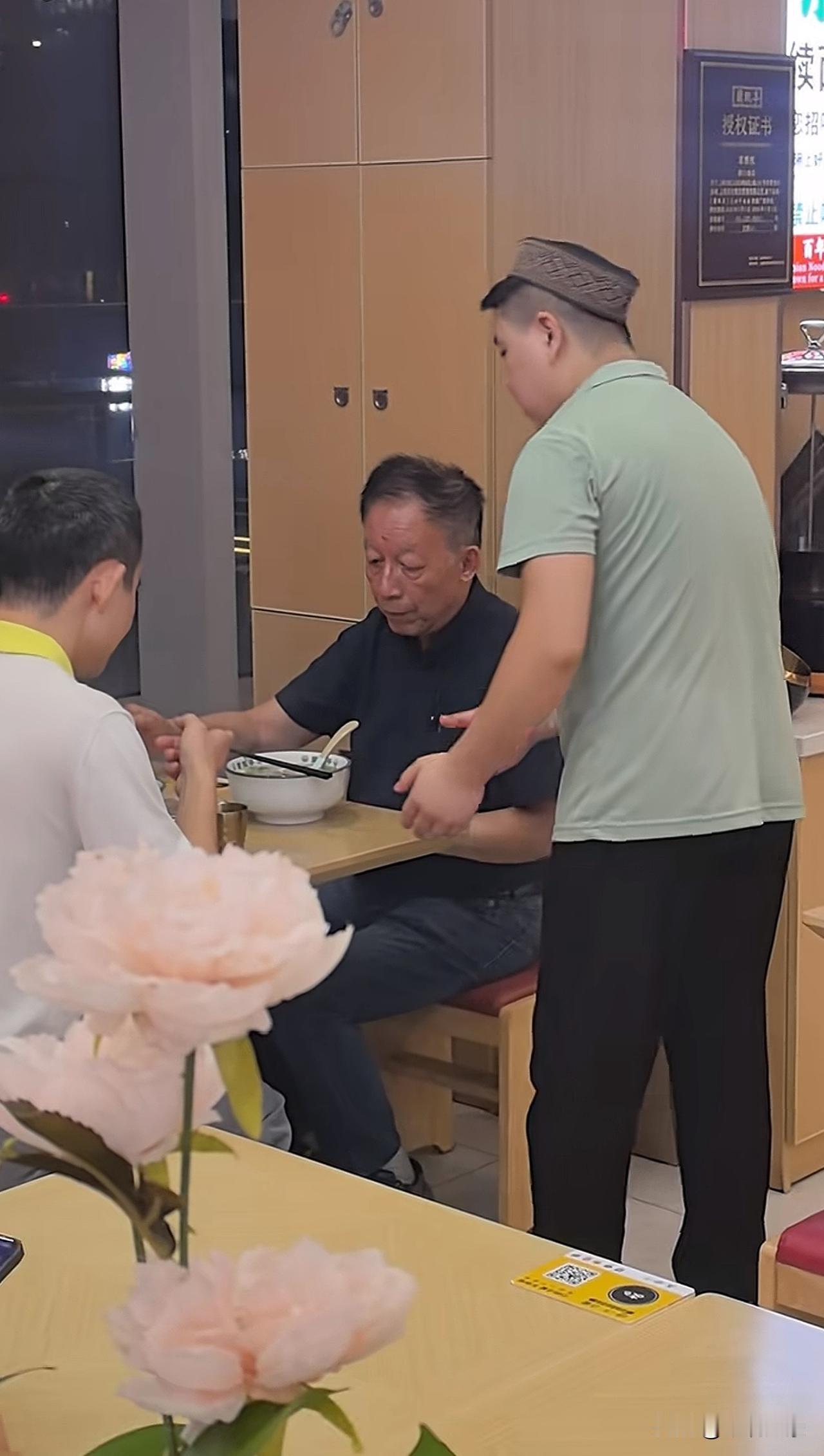 隔壁桌的一位老先生，好想去打个招呼，有没有认识的？