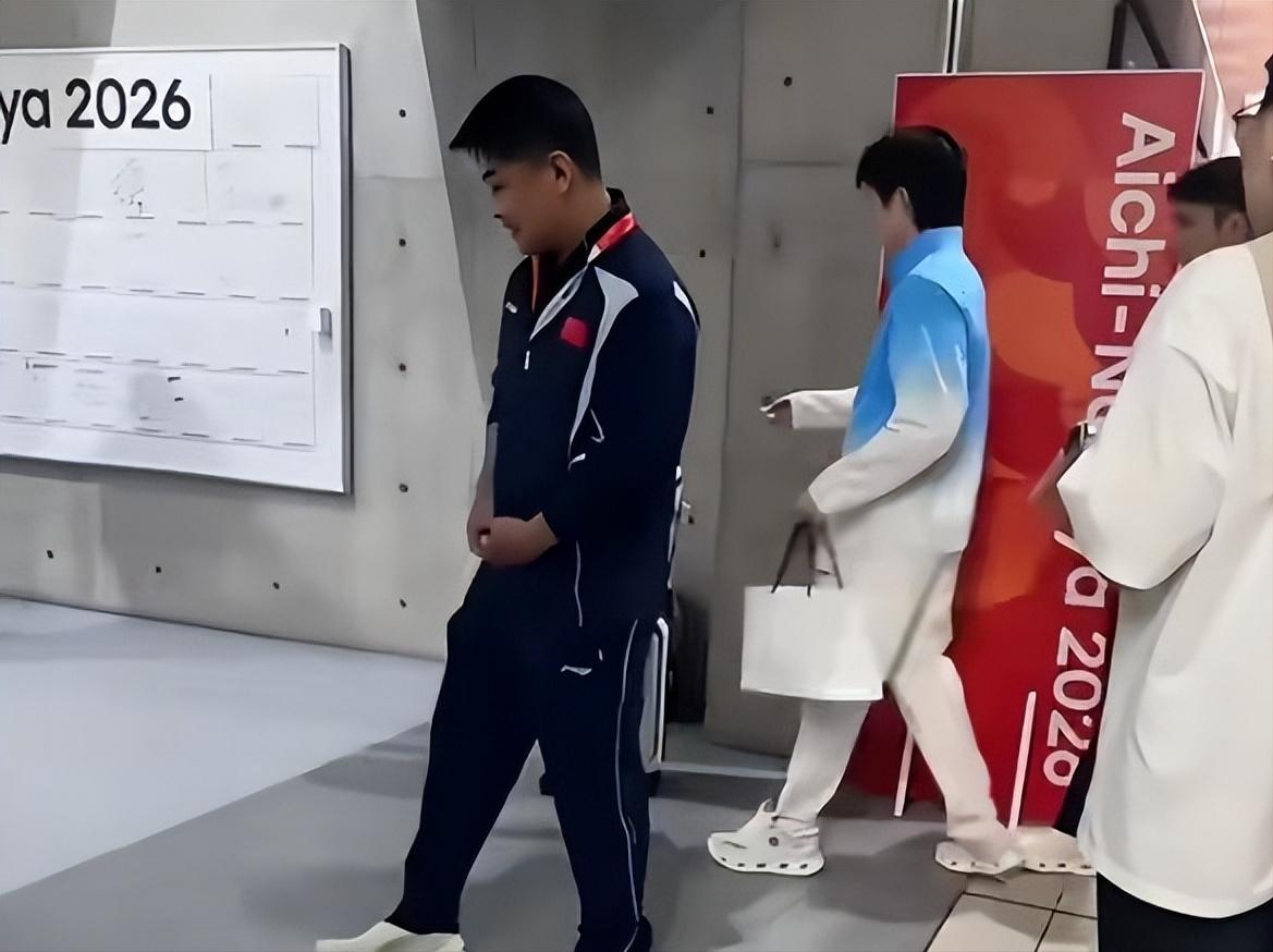 心疼王楚钦，不是因为0-4输给林诗栋，而是那个把他当作救世主的人，赛后竟然