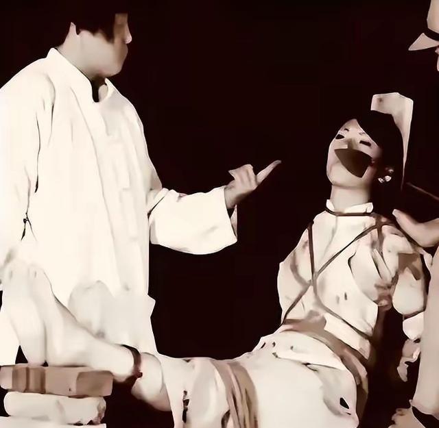 1939年，渣滓洞监狱中，特务给女共产党员邓惠中上老虎凳时，无意中碰了一下她的脚