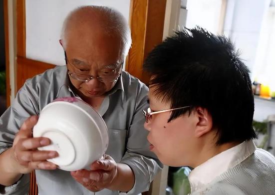 魏世杰妻女患有精神分裂症，儿子的智力存在障碍，妻子去世后只留下他独自支撑这个家庭