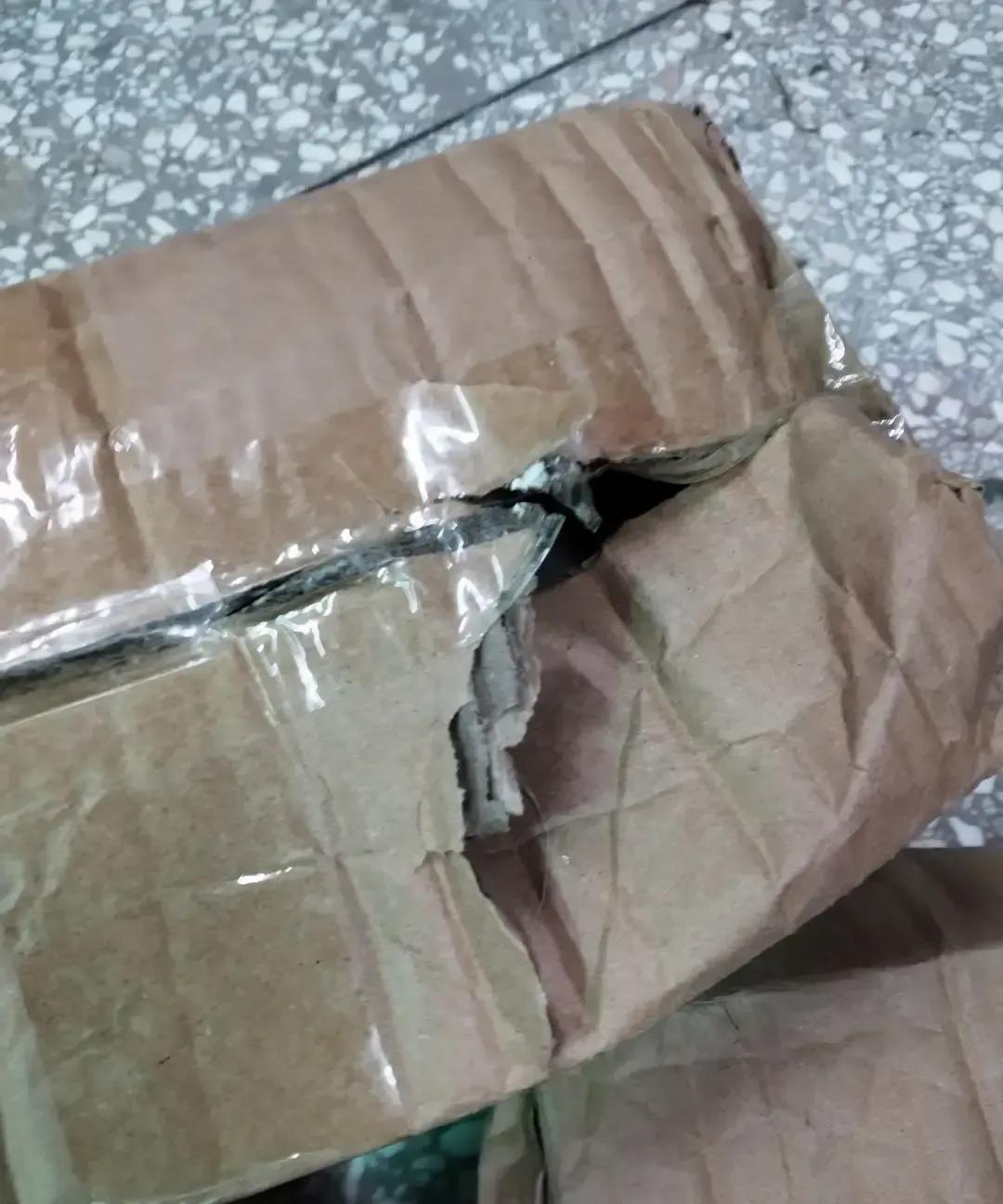 拼多多用户收到破包裹，申请破损补偿却被客服一句“先退货”堵回来，运费还得自己掏。