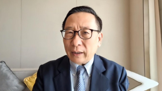 “乡巴佬”万斯曾暗示中国：如果不接受关税，就考虑战争。话音未落，中国学者高志凯就在国际辩论中，一句话