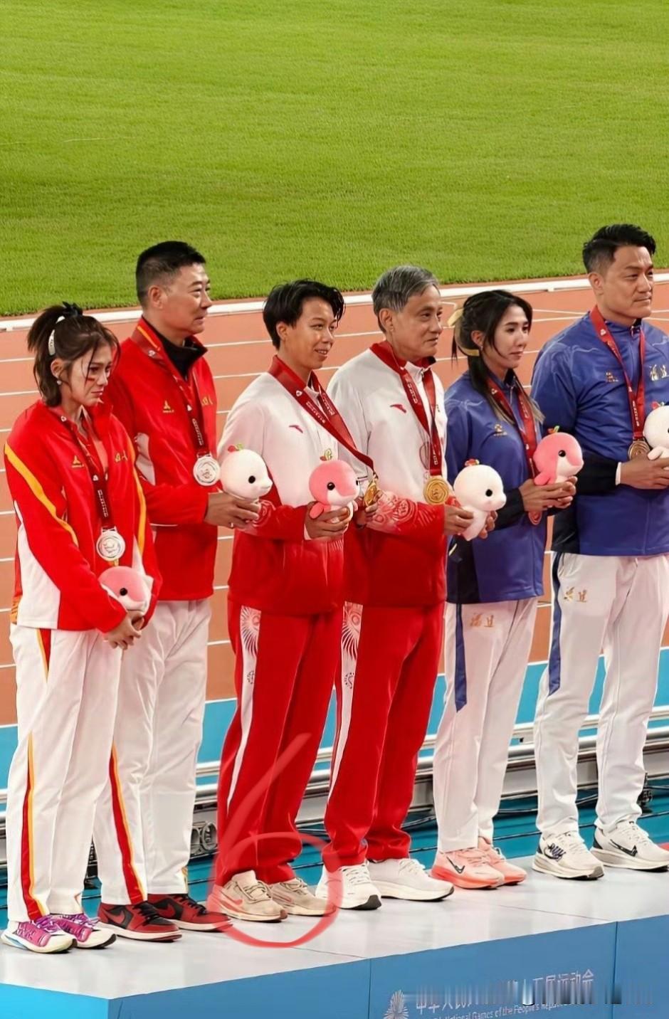 穿最脏旧的运动鞋，拿最高的冠军，还是刘景杨最接地气!领奖台上素颜的刘景扬朴实