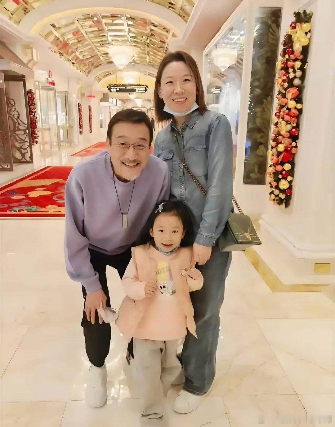 谁懂啊！拿遍金像奖的梁家辉，活得也太通透了！看这张家庭合影，他穿着休闲卫衣，笑容