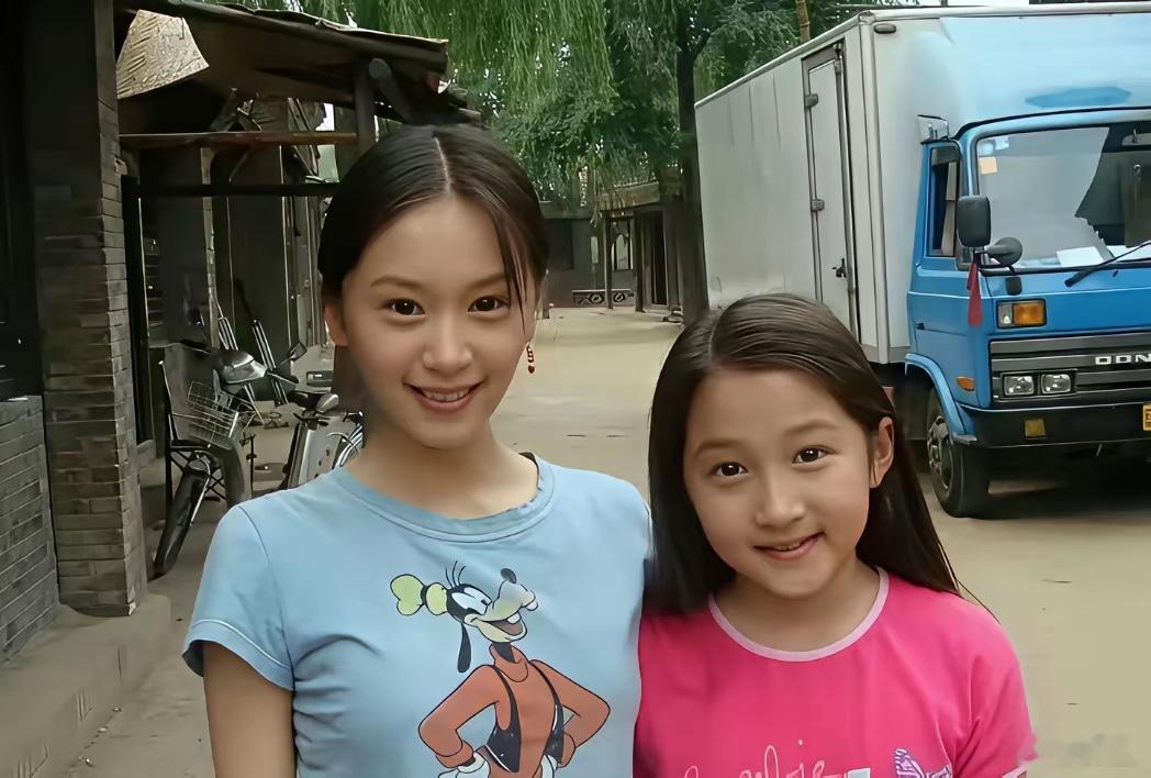 谁能想到，王子文和关晓彤早就是老熟人了，小时候就同框过！