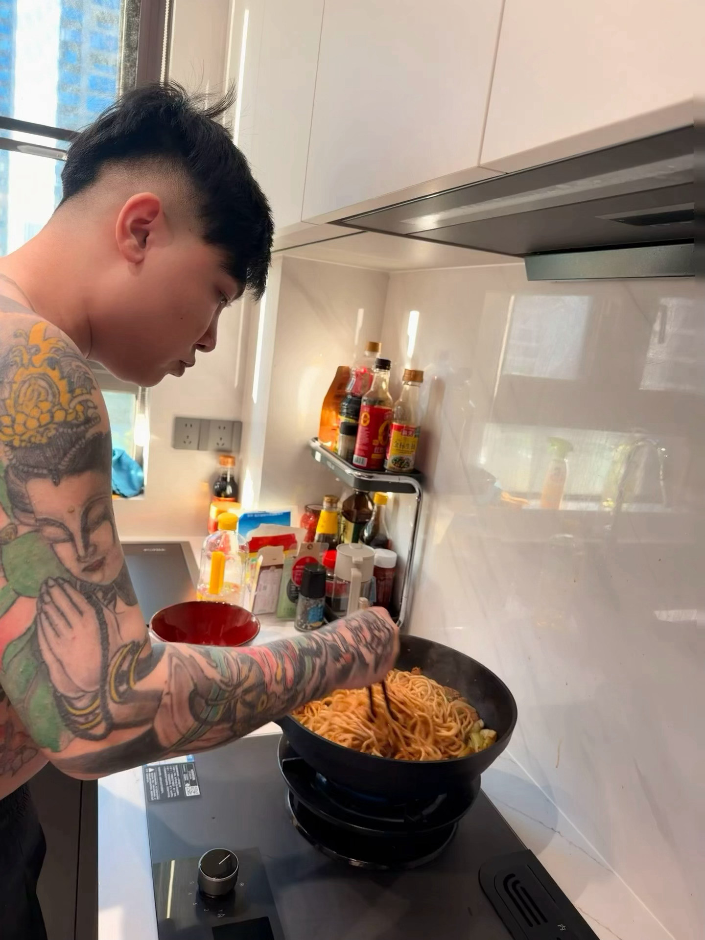 自从他学会做焖面已经吃了三天焖面了