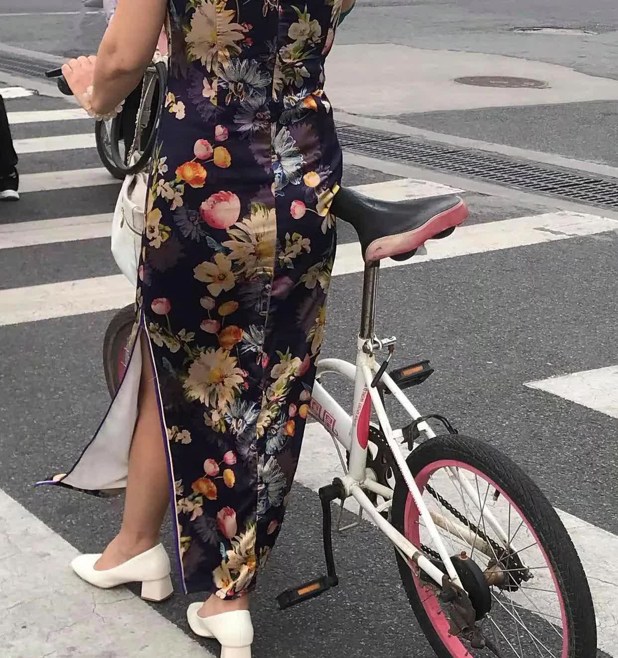 逛街看见一个穿旗袍的女子，大家说说这自行车她能骑上吗？