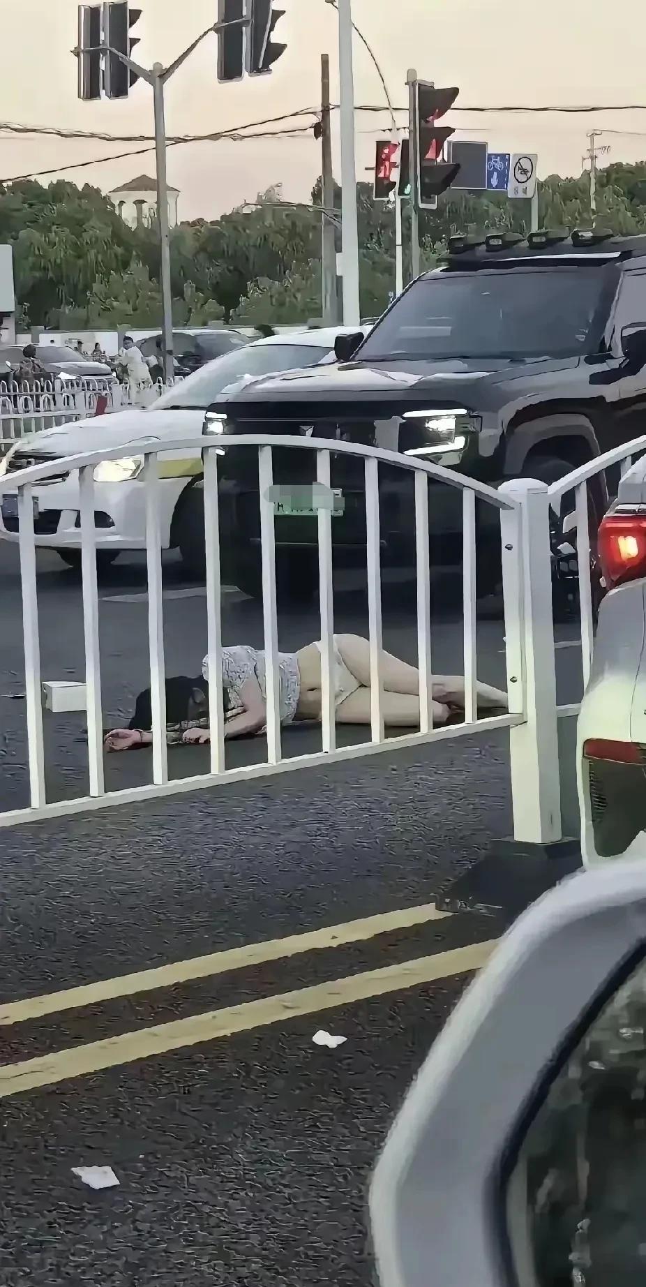 这是什么情况啊！裤子咋还没了……