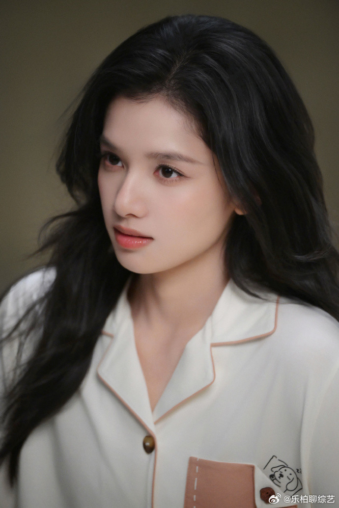 张婧仪居家感穿搭张婧仪居家感穿搭真的是好美好温柔呀，粉色仿佛带来了这个春天独