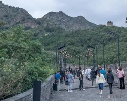 **他晕倒在凌晨4:27的酒店大堂。手里还攥着旅行社发的《健康承诺书》，