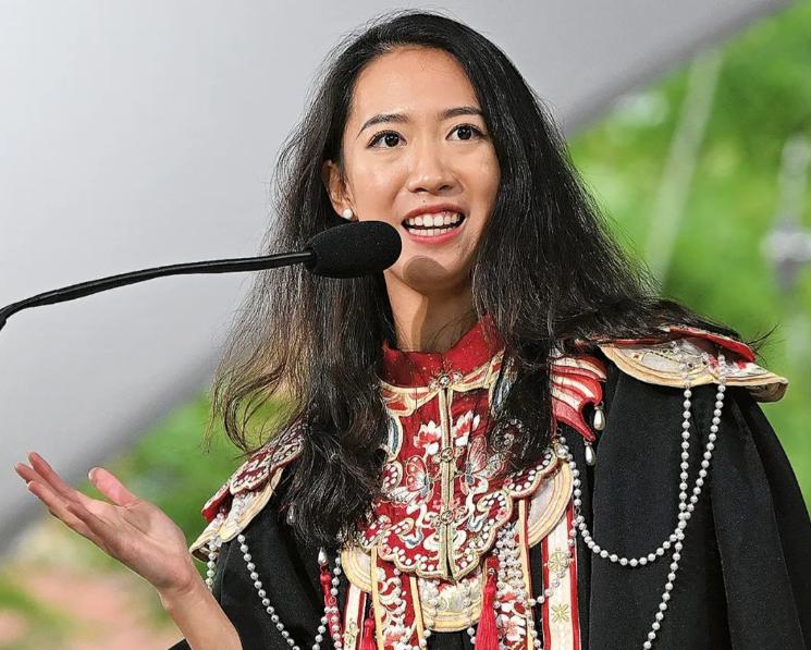 她站上哈佛大学毕业典礼讲台，作为毕业生代表惊艳演讲。她当众诉说自己寒门打拼、白手