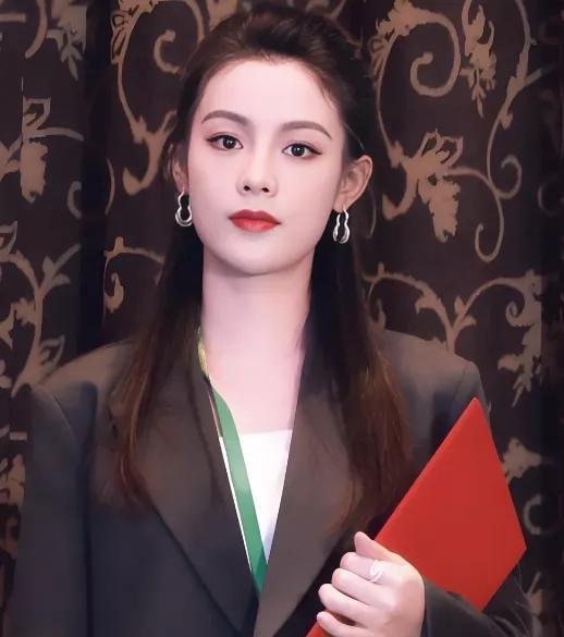 有些女人天生就是幸运儿！你就说女演员陈丽君吧。她1992年出生，是大专学历，