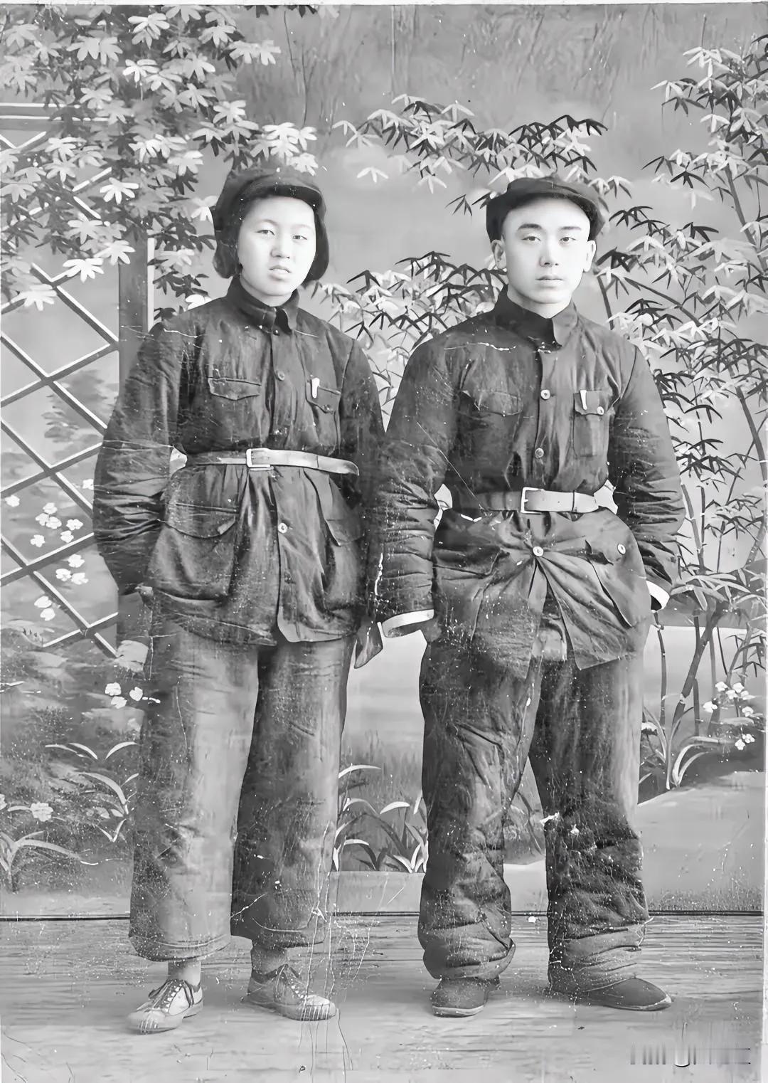 这是一张五十年代初汾阳第一任县长王彩彰和妻子的的合照，那时我们真穷啊！只有它他们