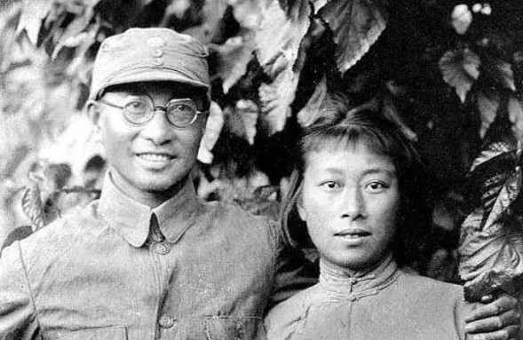1943年，陈赓和傅涯婚后没几天，傅涯问：陈赓，你老实交代，到底多大了？陈赓嬉皮