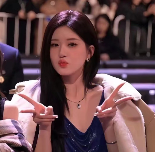 想用每日的温柔和月亮花换取一束光，最后将它们化作星河万顷赠予你