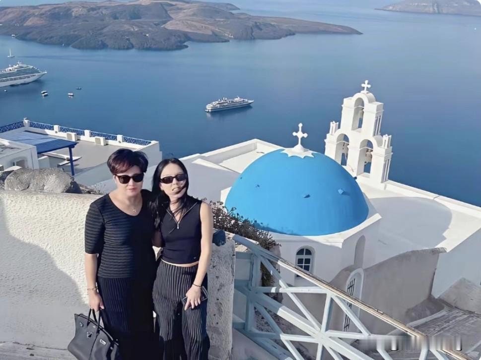 这是哈文和女儿法图麦在圣托里尼的留影，两人站在一起，母女俩亲密无间，相处的如同闺