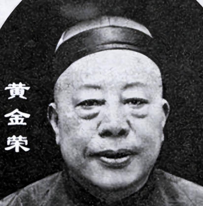 一天深夜，黄金荣的儿媳妇李志清偷偷跑进公公房间，李志清脱掉身上的衣服，小心翼翼的