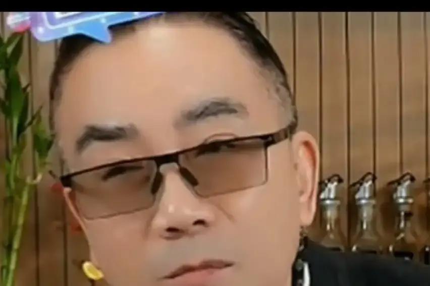 杨议对着直播间7万人摆手：“不是我不去春晚，是人家不请咱。”这话扔出来，弹幕静了