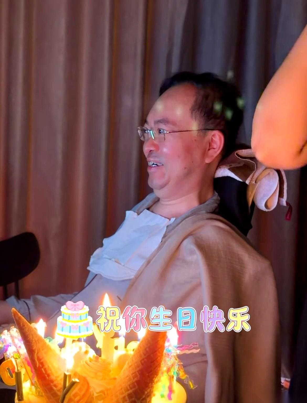 “宝贝，生日快乐。”就这六个字，一个全身肌肉萎缩、连抬根手指都成了奢望的男人，