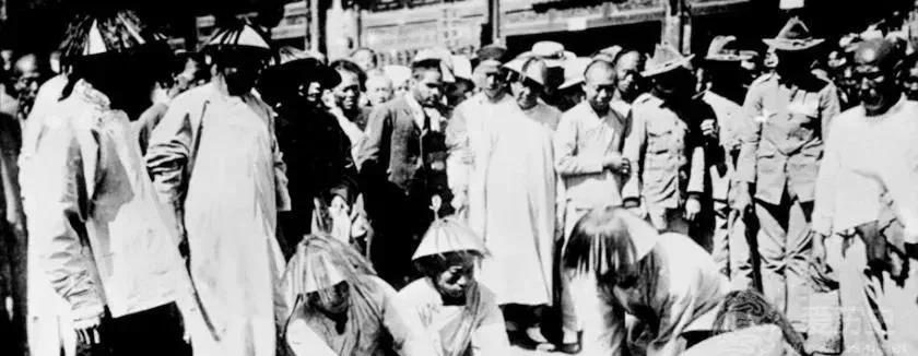 1898年9月28日，押解谭嗣同的囚车缓缓通过宣武门。车轮碾过青石板路的声响