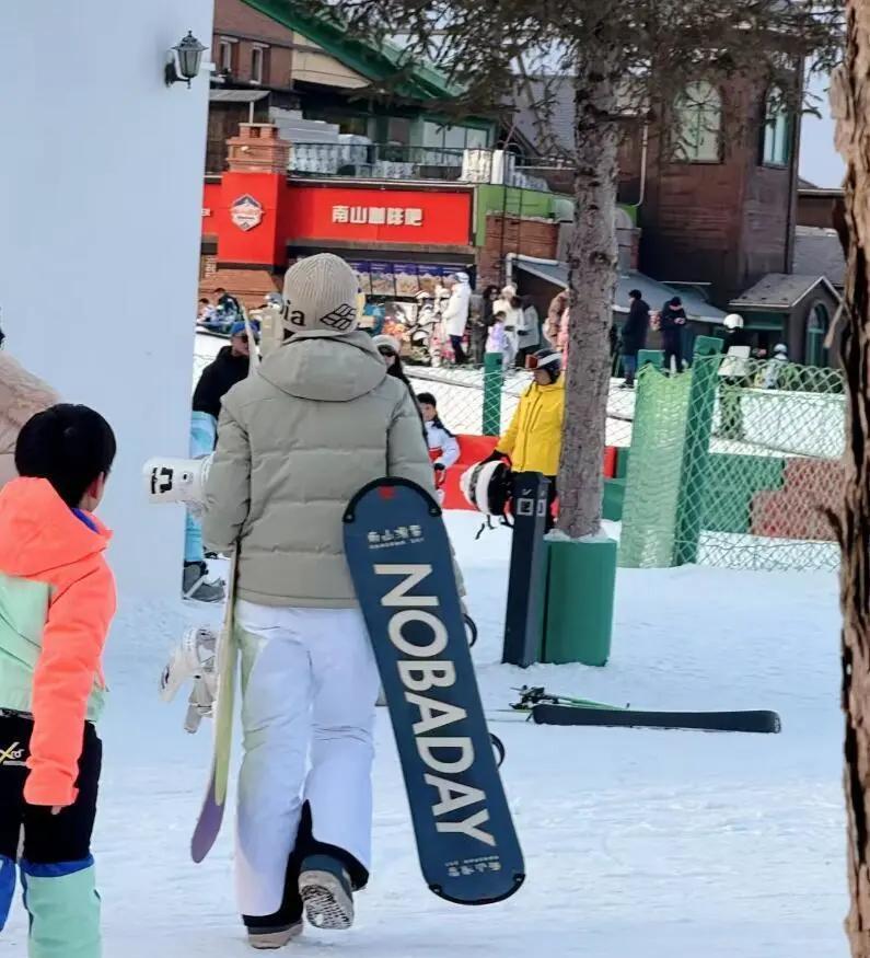 陈妍希离婚前夕独自携子滑雪，一月仍佩戴婚戒，笑容背后显辛酸近日，一组陈妍希在北