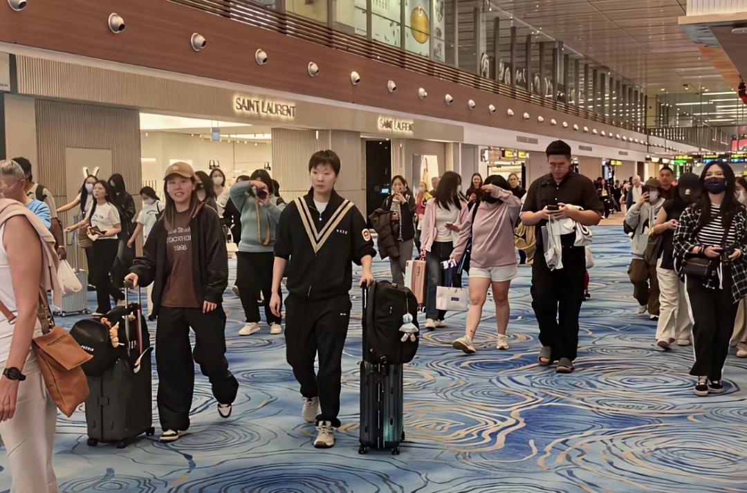 从莎莎和曼玉在机场的场景就能看出来平时谁和谁关系比较近。莎莎一般身边都都有佳佳，