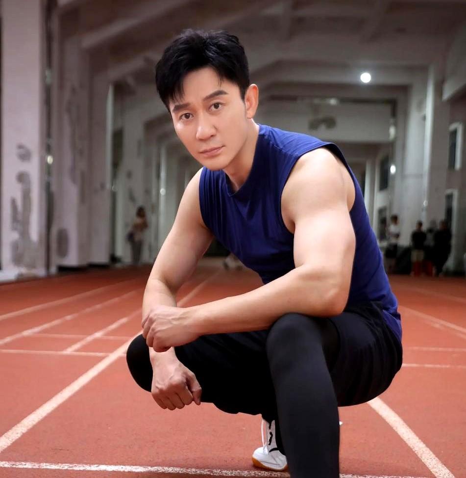 李晨这步棋，可能比拿个影帝还聪明。《奔跑吧》第14季，他还在。海上皮划艇、泥