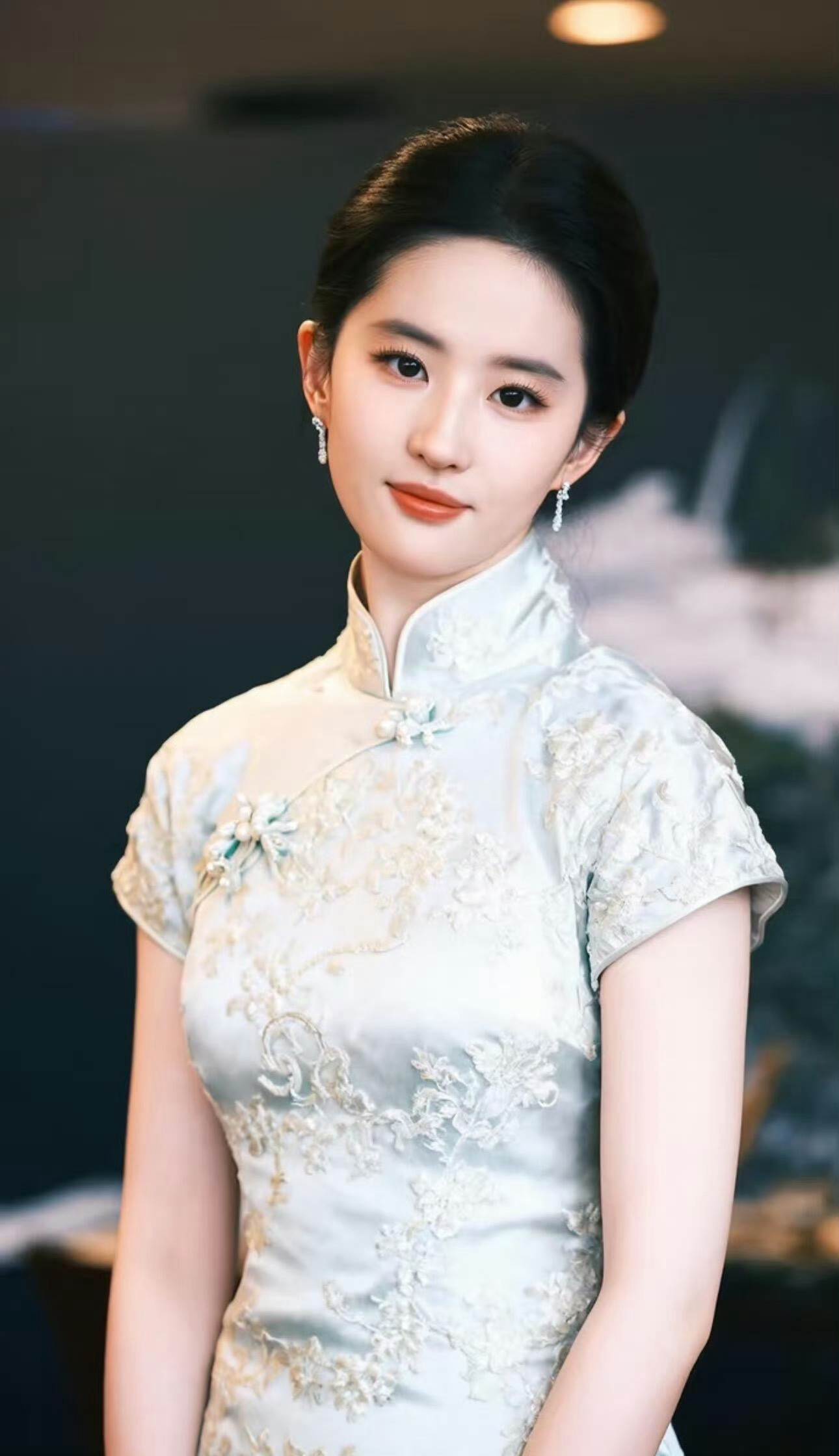 刘亦菲一袭旗袍，气质如兰！​​​