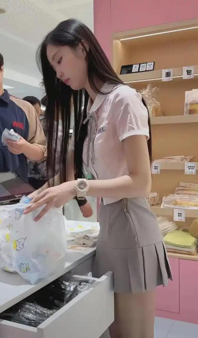 很多航空专业的学生，没被航空公司选上就去的好利来......有网友说，我就是