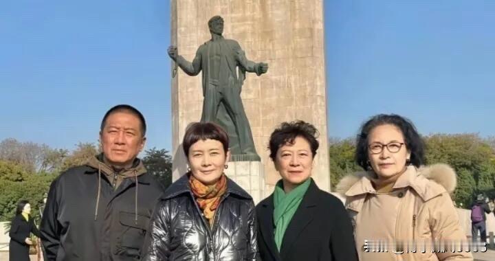 这是早些年4位明星的一张合影，很多人可能只能认出三位，如果能够全部认出来的，说明