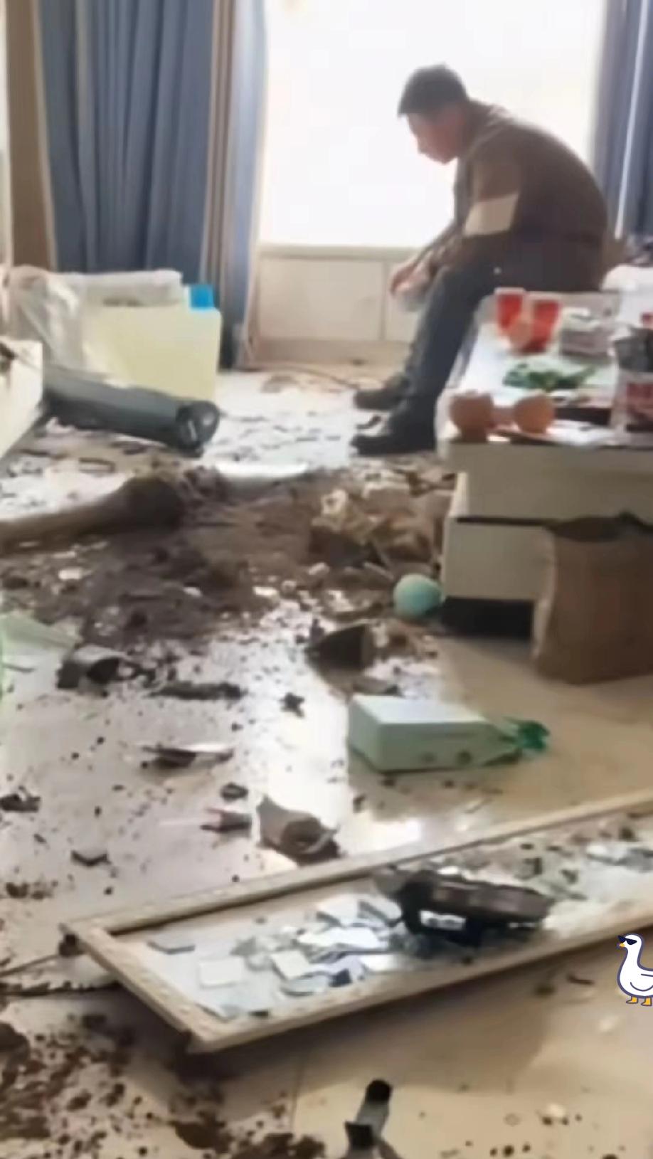 够狠，是个狠人，妻子与丈夫吵架后，气得丈夫把家里的东西，一通猛摔，猛砸，屋内一片