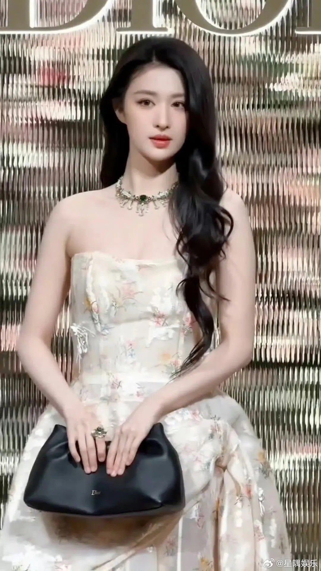 王玉雯王楚然谁在Dior待遇好看珠宝就可以了