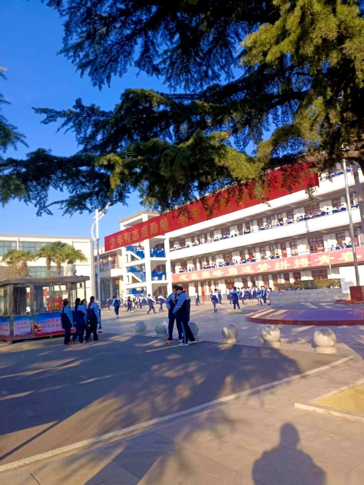 手机是学校主任当着我儿子面，狠狠摔的。主板都飞出去了那种。然后老师给我打电话