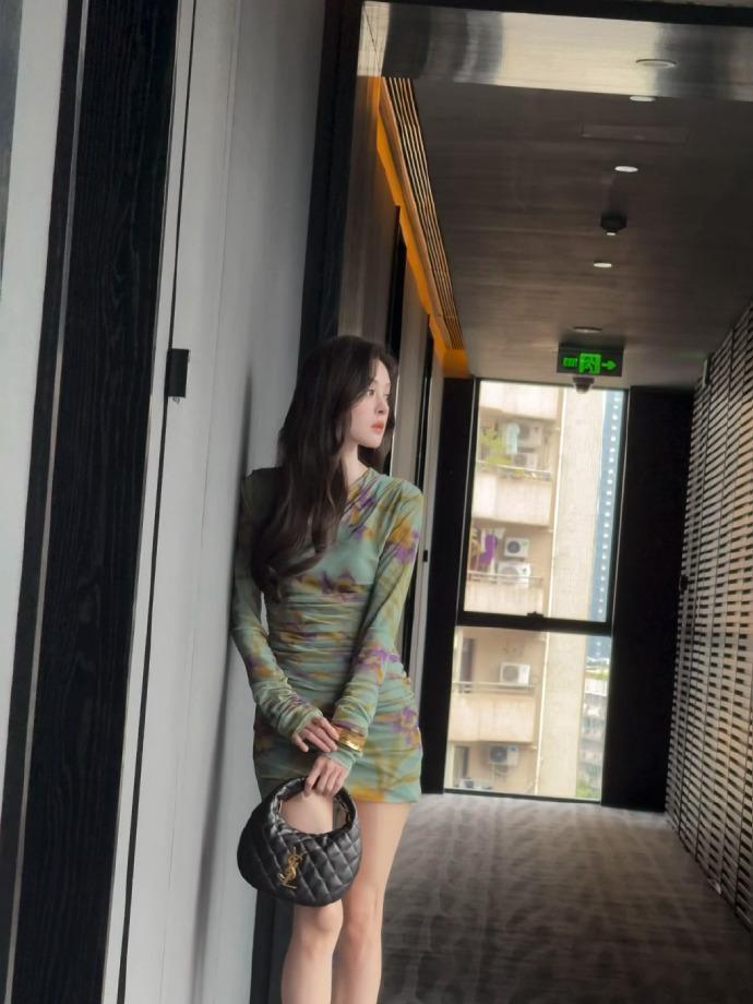 娜扎在美貌这块娜扎在美貌这块简直就是毋庸置疑的~修身的花裙子真的是展现出来