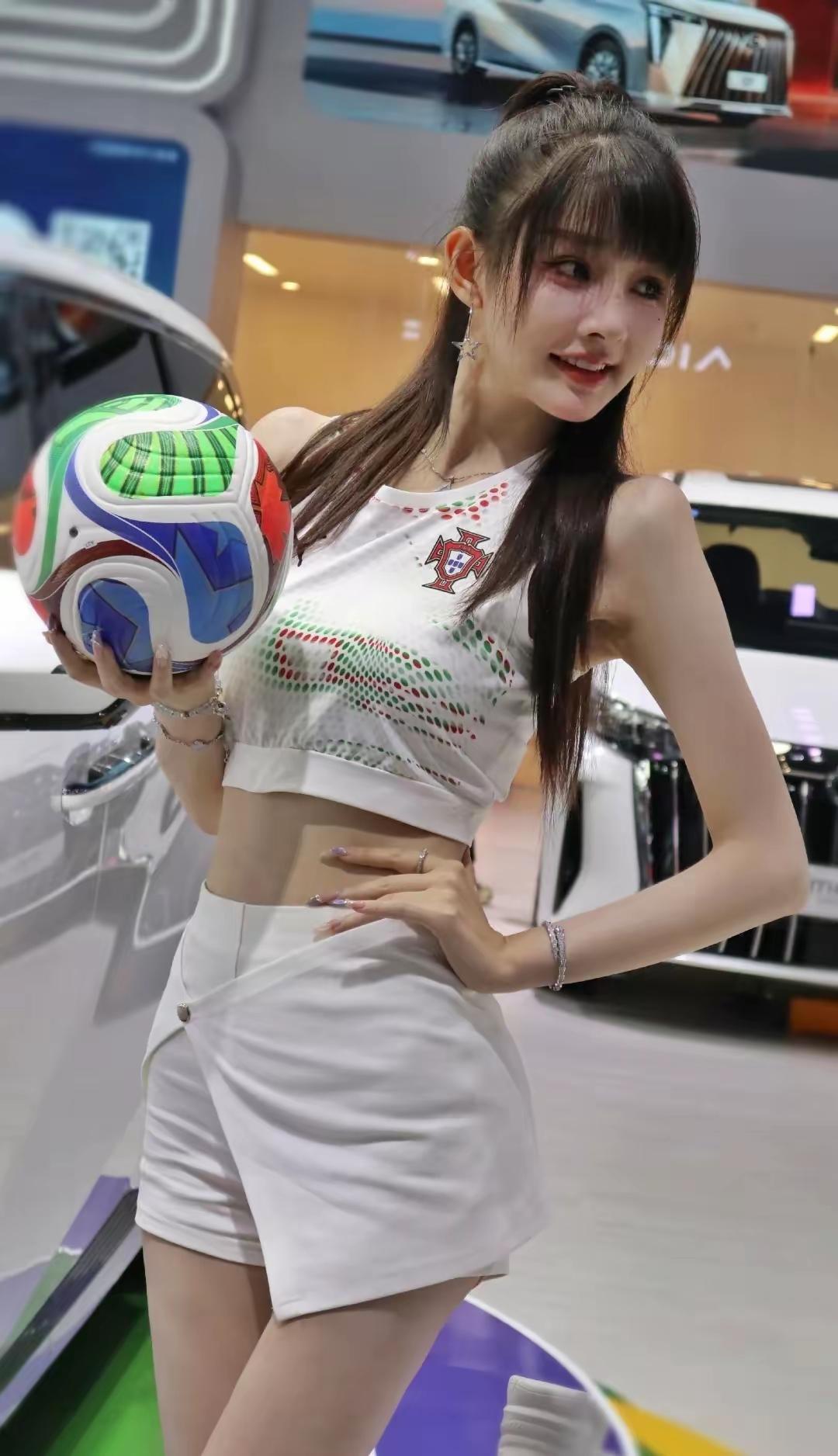 时尚少女在车展上，手拿足球，自信满满！车模是你依然车展现场美照车展照车展写真