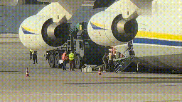 以色列，已经开始援助乌克兰了，使用巨型飞机运载大批货物。11月29日，乌克兰原