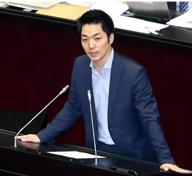 蒋万安参加活动。却被人堵着质问。场面看着挺紧张。他没吵也没躲。话回得很