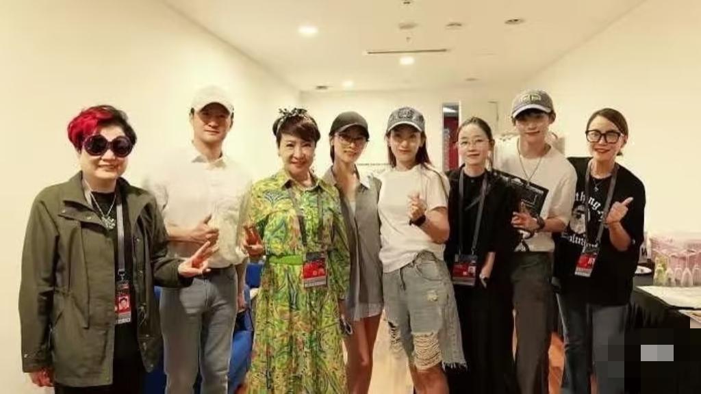 霍汶希真是个好经纪人，谢霆锋鸟巢演唱会结束后，她在后台招待嘉宾，大合影时总是站在