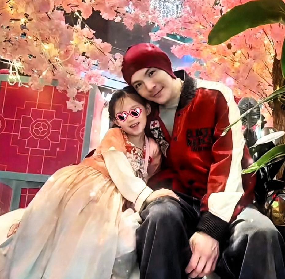 如果你还在觉得男人不靠谱，那看看向佐。以前，向佐被向太叫“叛逆小子”，在外人看