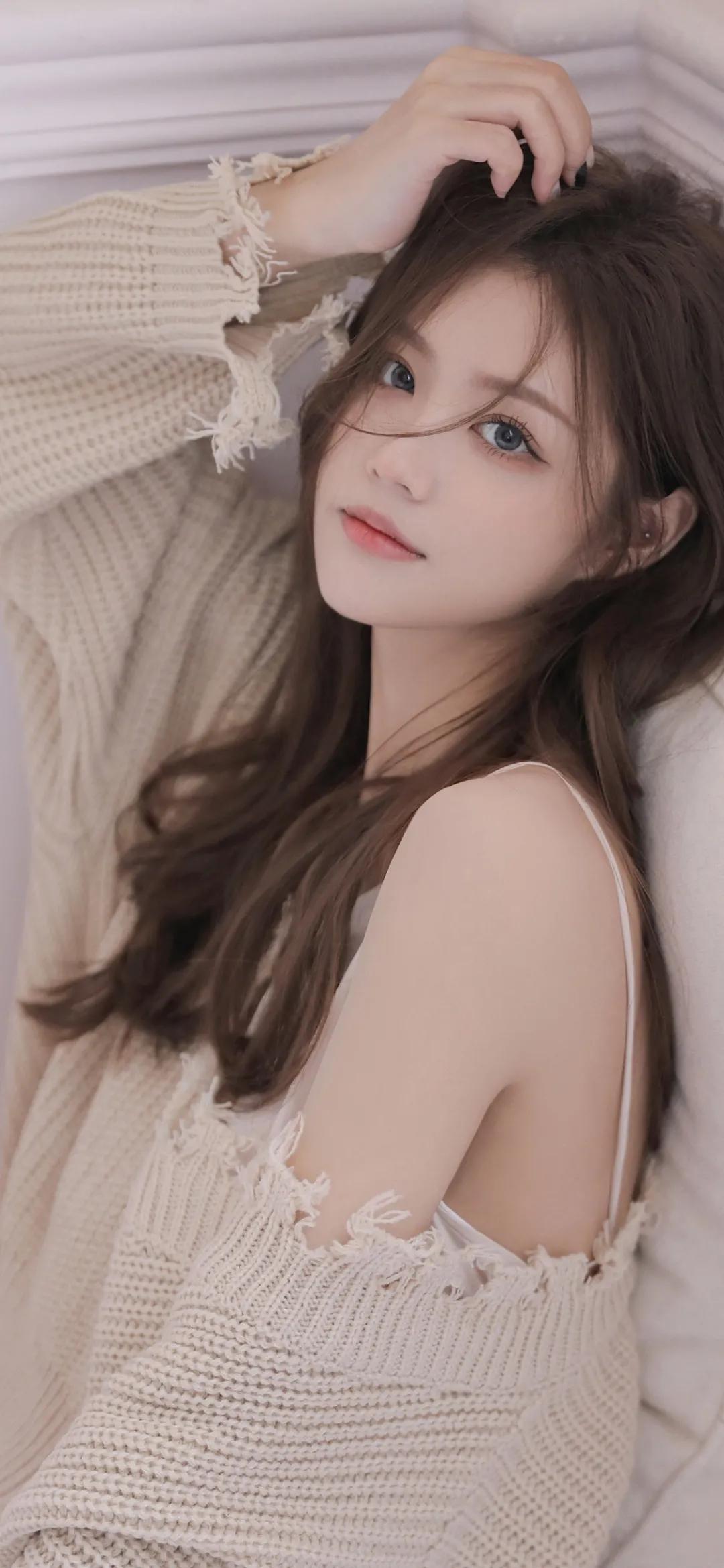 笑话：女孩：喂，老头，我的检查结果出来没有？​医生：你多大年纪？​女孩：你懂
