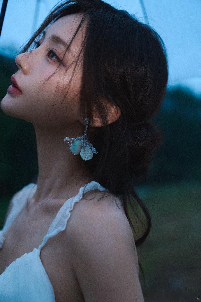 李一桐下雨天白裙撑伞照李一桐雨天撑伞清冷感写真李一桐下雨天白裙撑伞照，李一