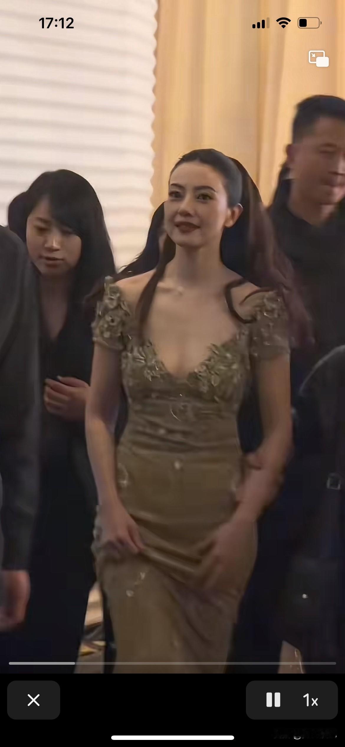 真不敢相信这是明星高圆圆，整个脸都垮下来了，确实是老了，这个就是没有医美，没有美