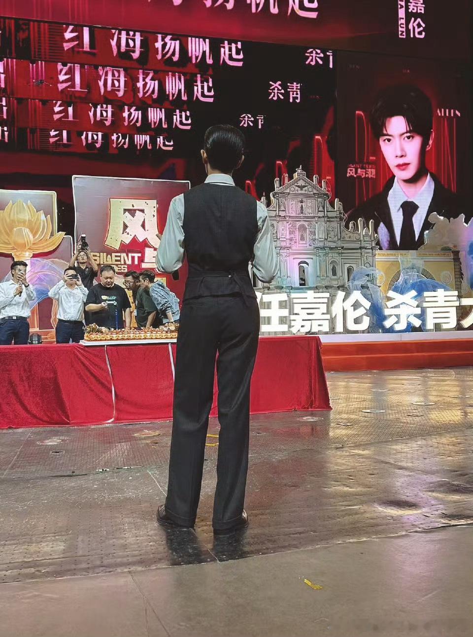收集了不少任嘉伦的全身照！真是镜头藏不住的优越比例！小头宽肩，腰线下全是长腿，干