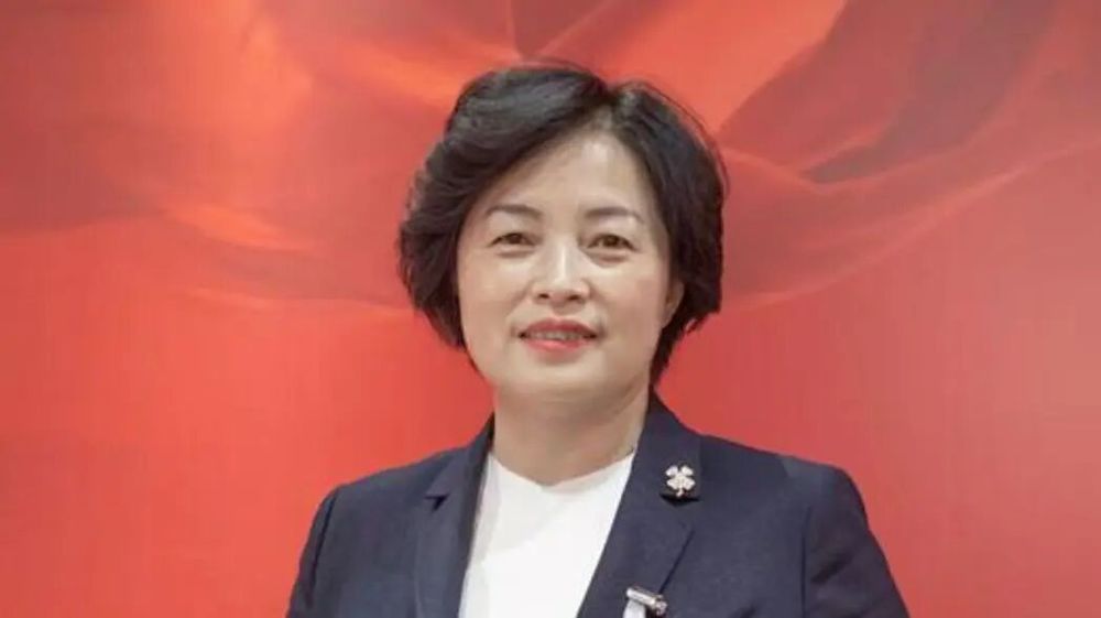 崔国静, 多次收受下属、老板送的现金、消费卡、名牌女包、化妆品、保健品、高档白酒