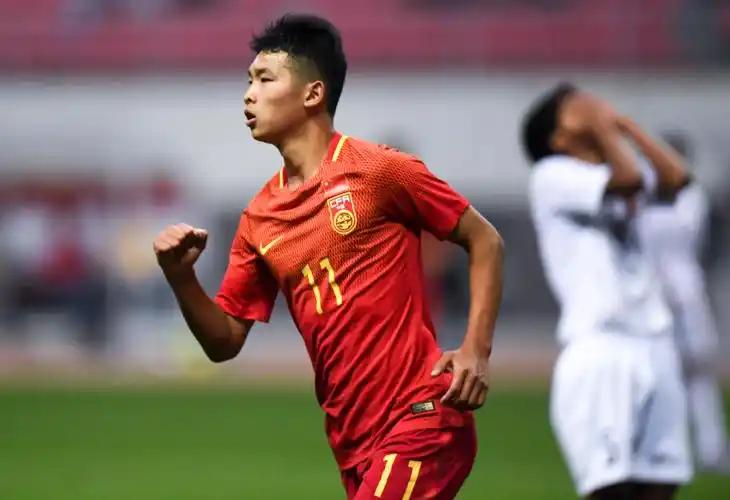 这周末中国足球小将在西班牙的比赛，阵容有点单薄啊——汪修昊、刘凯源、李东宸都去国