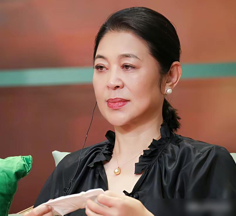 67岁的倪萍，自己都快走不动道了，却为了抱一下蔡磊，在镜头前哭得像个孩子。